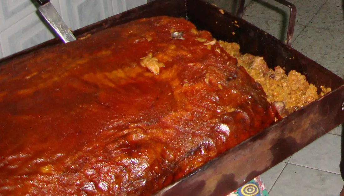Lechona entera recién horneada, con el cuero dorado y crocante y el relleno de arroz, arveja y carne a la vista